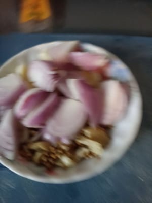 Schalotten und Knoblauch schneiden, waschen und