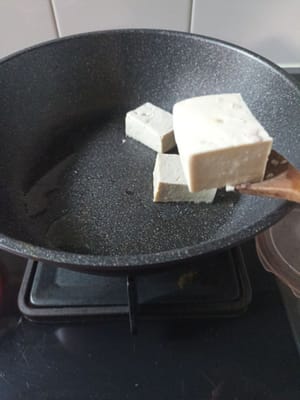 Den Tofu mit dem restlichen Öl vom Tempeh-Braten weiterbraten.