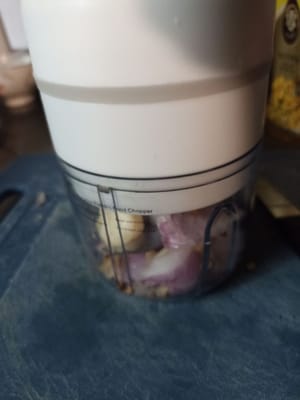 Legen Sie es in einen Kupferkessel mit Kerzennüssen und Koriander