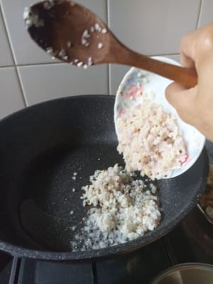 Die gemahlenen Gewürze hinzufügen