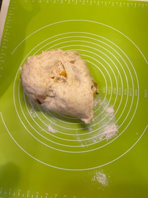 Setelah adonan selesai fermentasi pertama, pindahkan ke alas penggiling.