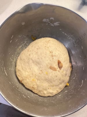 Setelah adonan selesai fermentasi pertama, pindahkan ke alas penggiling.