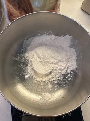 Mulailah dengan menyiapkan adonan yang sudah direbus. Tuangkan air mendidih langsung ke dalam tepung.