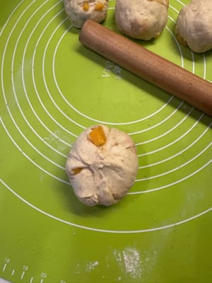 Lipat bagian tepinya agar tertutup rapat.