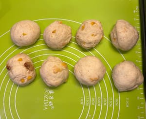 Bagi adonan menjadi 8 bagian kecil yang sama besar, masing-masing sekitar 73g.