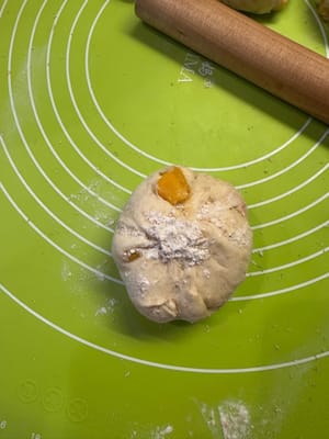 Tutupi bagian yang akan disegel dengan sedikit tepung terigu utuh.