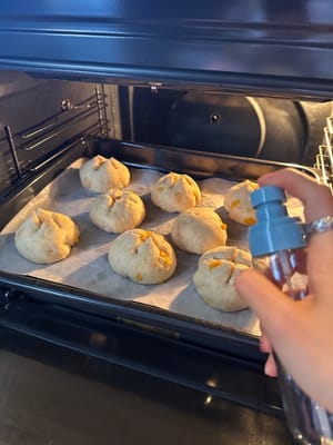 Dan sebelum dimasukkan ke dalam oven untuk dipanggang, semprotkan banyak air ke adonan.