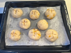 Pastikan Anda memotongnya cukup dalam sehingga Anda dapat melihat isian krim keju di dalamnya.