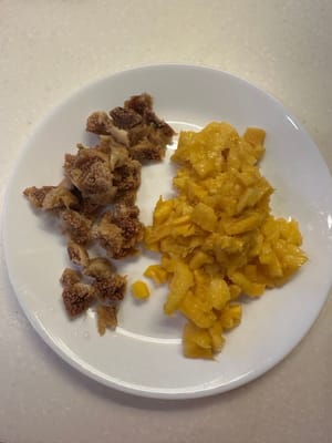 Potong-potong menjadi bagian yang sangat kecil. Sisihkan di piring untuk digunakan dalam adonan utama dan isian krim keju.