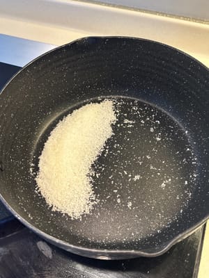 Mulailah dengan memanggang kelapa parut kering dengan api kecil.