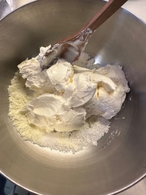 Dan tambahkan ke dalam isian krim keju.