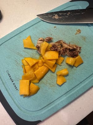 Potong-potong menjadi bagian yang sangat kecil. Sisihkan di piring untuk digunakan dalam adonan utama dan isian krim keju.