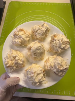 Setelah semua bahan tercampur rata, bentuk menjadi 8 bola yang sama besar. Simpan di dalam freezer.