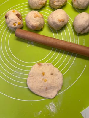 Ambil sedikit adonan, pipihkan dengan telapak tangan, dan giling bagian tepinya lebih tipis daripada bagian tengah.