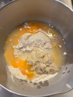 Kemudian, masukkan semua bahan untuk adonan utama (kecuali buah-buahan kering) ke dalam mangkuk pengaduk.