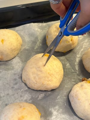 Sayat adonan dengan gunting.