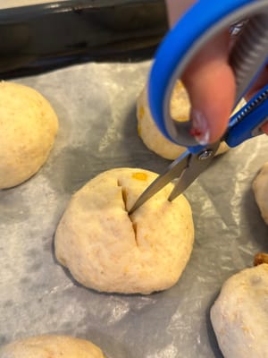 Dan potong menjadi bentuk salib.