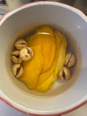 Pertama, rendam mangga dan buah ara kering dalam air hangat untuk melunakkannya.