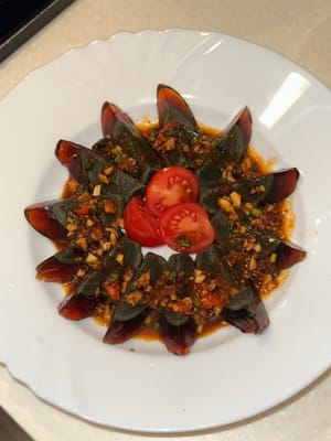 Versare sulle uova centenarie tagliate a pezzetti. Servire e gustare!