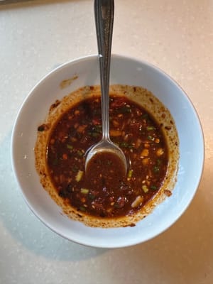 Mescolare tutti gli ingredienti insieme per preparare la salsa per l'insalata. Aggiungere circa 20 ml di acqua alla salsa