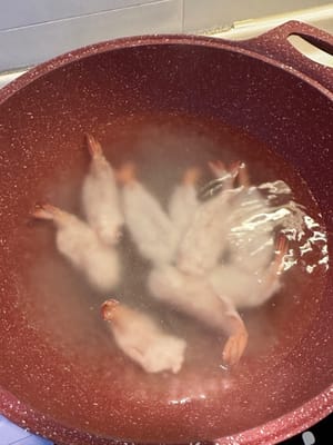 ใส่กุ้งลงในหม้อน้ำเดือด