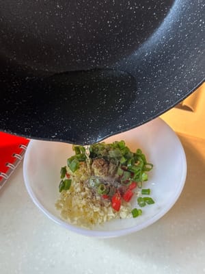 เทน้ำมันร้อนลงในส่วนผสม