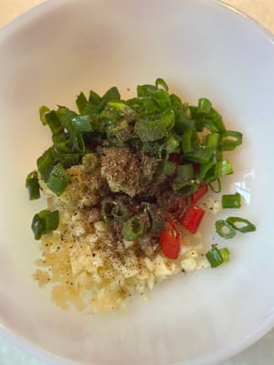 ในระหว่างนี้ ให้เตรียมซอส ในชามสะอาด ใส่กระเทียมสับ ขิงสับ ต้นหอมสับ พริกแดงเม็ดเล็ก และพริกเสฉวนป่นลงไป