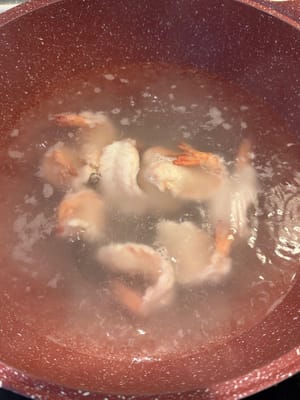 ต้มประมาณ 2 นาทีจนกว่าจะลอยขึ้นมา