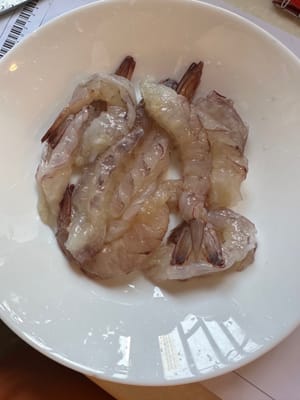 เริ่มต้นด้วยการเอาหัว เปลือก และเครื่องในของกุ้งออก