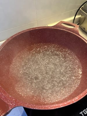 ใส่กุ้งลงในหม้อน้ำเดือด