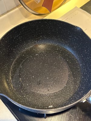 เทน้ำมันร้อนลงในส่วนผสม