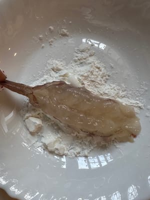 จากนั้นนำกุ้งไปคลุกแป้งข้าวโพดทั้งสองด้าน