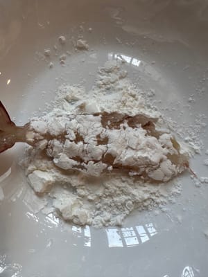 จากนั้นนำกุ้งไปคลุกแป้งข้าวโพดทั้งสองด้าน