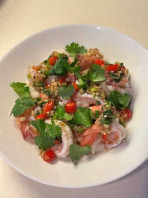 ราดซอสลงบนกุ้งที่สะเด็ดน้ำแล้ว ก็พร้อมเสิร์ฟได้เลย!