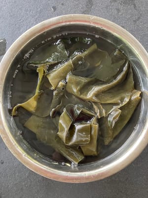Algen waschen und 30 Minuten einweichen