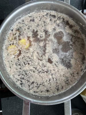 Knochen in kaltes Wasser mit Ingwer und Weißwein geben und zum Kochen bringen