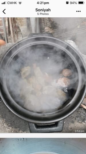 Mandarinenschale in 5 l kaltes Wasser geben und bei starker Hitze zum Kochen bringen. Dann Schinken, Knochen, Seetang, Mungobohnen und Erdnüsse hinzufügen und bei mittlerer Hitze 2 Stunden kochen lassen.