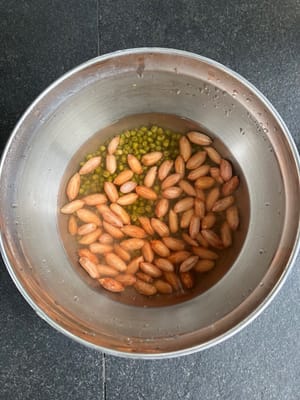 Mungobohnen und Erdnüsse waschen und 2 Stunden einweichen