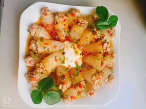 Después de cocinar al vapor, verter aceite caliente para estimular el aroma, espolvorear con cebollas verdes picadas, verter un poco de salsa de soja ligera y servir.