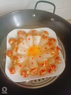 Hervir agua en una olla. Cuando hierva, añadir los rollitos de melón de invierno y cocinarlos a fuego medio de 8 a 10 minutos.