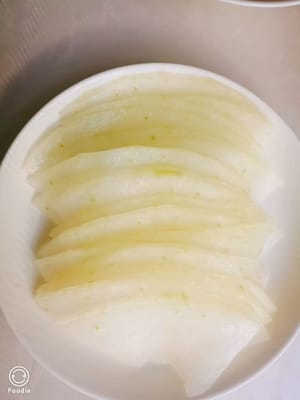 Cortar el melón de invierno en rodajas finas.