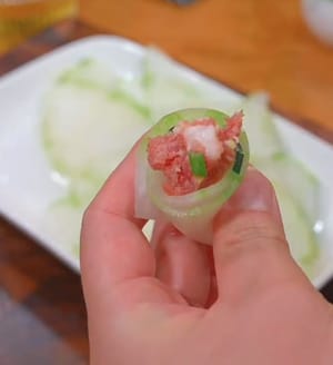 Enróllalo de esta manera y coloca el relleno de carne en el medio y presiona hacia abajo.
