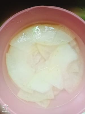 Escaldar en agua hirviendo durante diez segundos hasta que estén blandas, retirar del agua y enfriar.