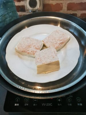 準備一個煎鍋，等水煲滾後放入豆腐