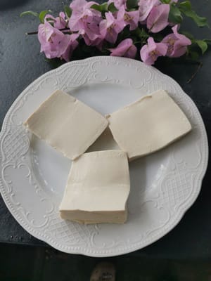 把豆腐切成3塊