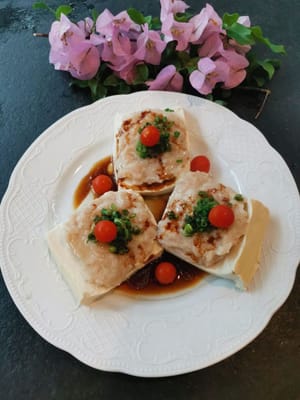 倒入熱油、豉油、撒上蔥花，蒸好的豆腐就可以上桌了。