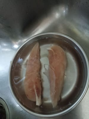 Lavare i filetti di pollo