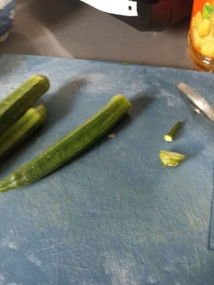 Tagliare le cime e le teste dell'okra.