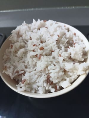 一碗红米饭和一碗白米饭（这是3人份的量）