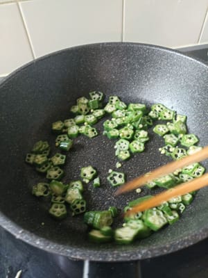 Aggiungere 3 cucchiai di olio, quando è caldo, aggiungere i savoiardi e far rosolare finché non appassiscono.